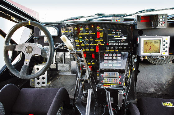Mitsubishi-Racing-Lancer-Dakar-Cockpit-560x373-987018632f7a78ae